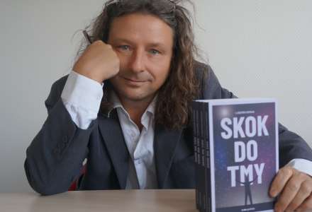 Lubomír Kirman se svou knihou Skok do tmy