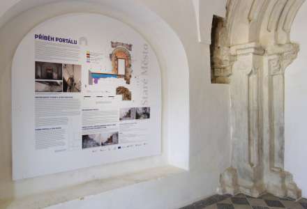 Objev neznámých částí románského ústupkového portálu
