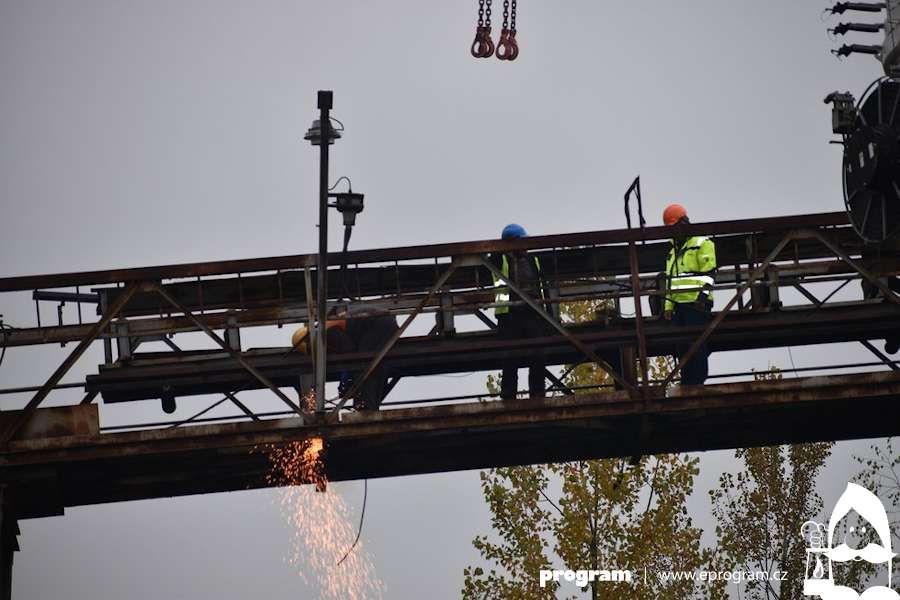 Podnik Diamo na Frýdecko-Místecku zboural most nad železnicí a cyklostezkou