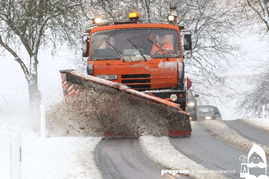 Silnice v Moravskoslezském kraji zůstávají sjízdné jen se zvýšenou opatrností