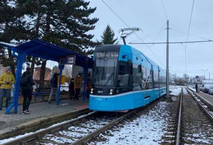 Nová tramvaj Škoda 39T začala v Ostravě ve zkušebním provozu vozit cestující