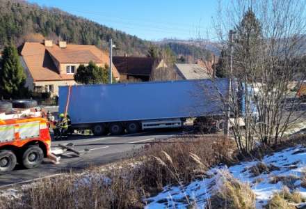 Vyprošťování bulharského kamionu se slunečnicemi v Nových Heřminovech