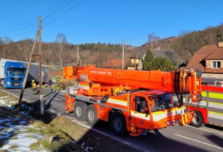 Vyprošťování bulharského kamionu se slunečnicemi v Nových Heřminovech