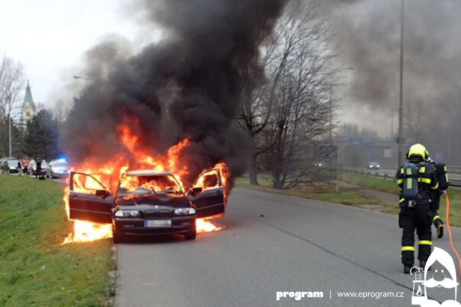 V Ostravě na nájezdu na Místeckou kompletně shořelo BMW