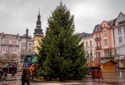Špatné znamení již tak "smutných" letošních vánoc?! Vánoční strom v centru Ostravy praskl.