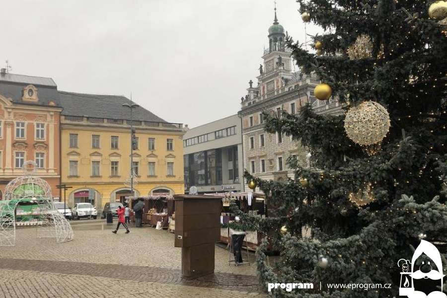 Z centra Ostravy se začaly odvážet stánky pro vánoční trhy aneb předvánoční zázrak nečekáme