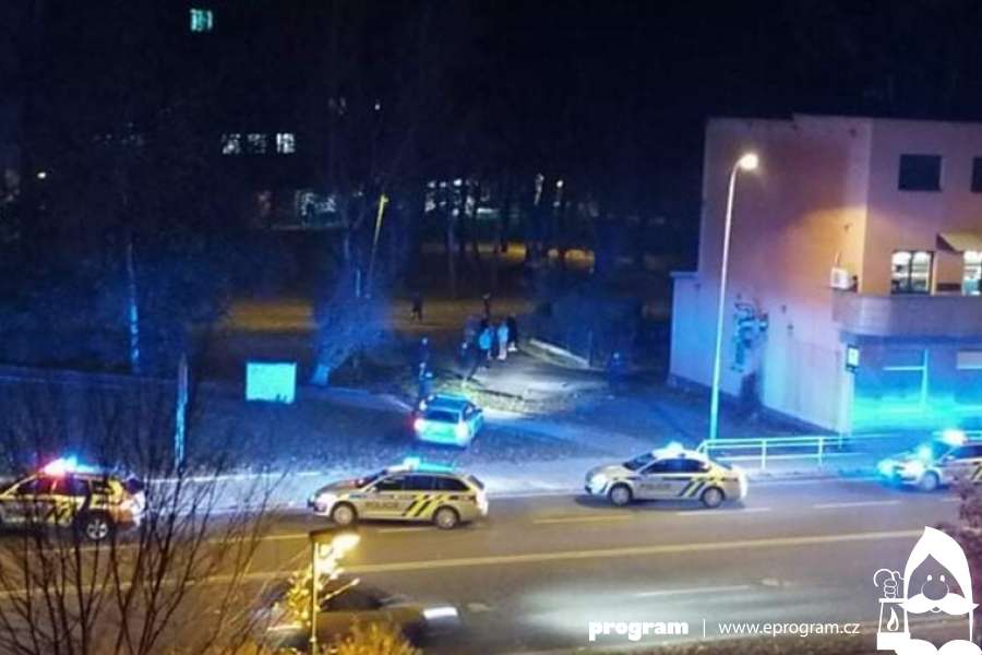 Řidič se zákazem řízení ujížděl v BMW policistům noční Ostravou, zastavil ho až zátaras