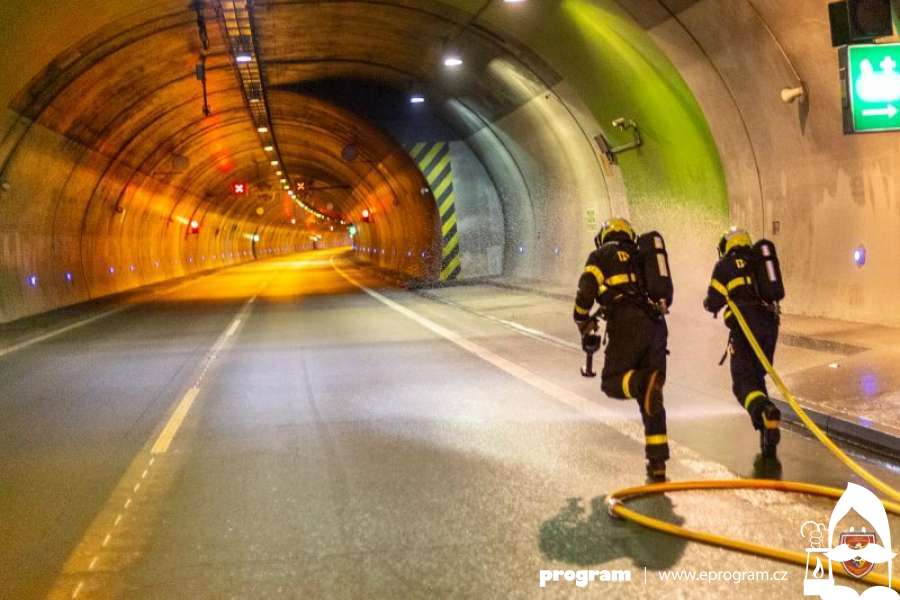 Hasiči využívají technologické uzávěry dálničního tunelu Klimkovice k taktickým cvičením