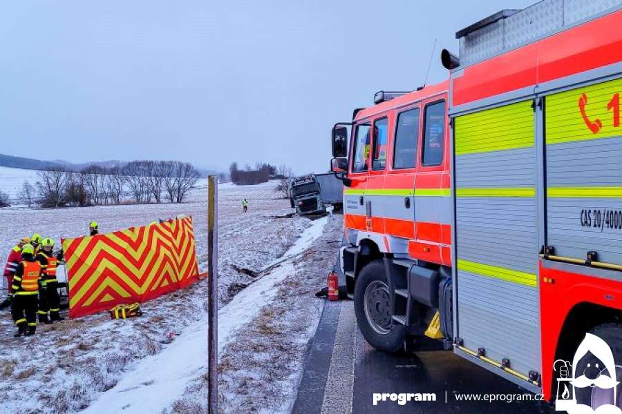 Smrtelná dopravní nehoda na dlouhé hodiny uzavřela silnici I/45 z Bruntálu, hasiči přečerpávali stovky litrů nafty