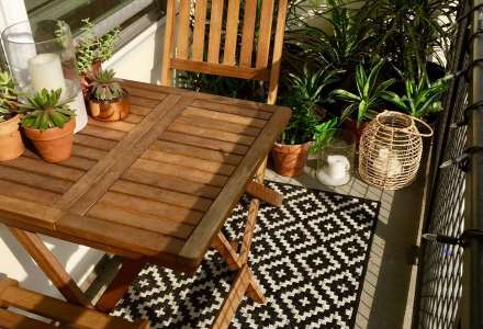 Balkon pro letošní sezónu: Jakou zvolit podlahu, nábytek, osvětlení a rostliny