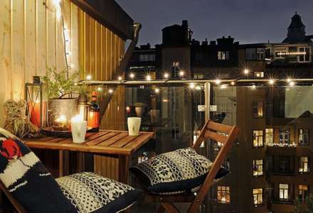 Balkon pro letošní sezónu: Jakou zvolit podlahu, nábytek, osvětlení a rostliny