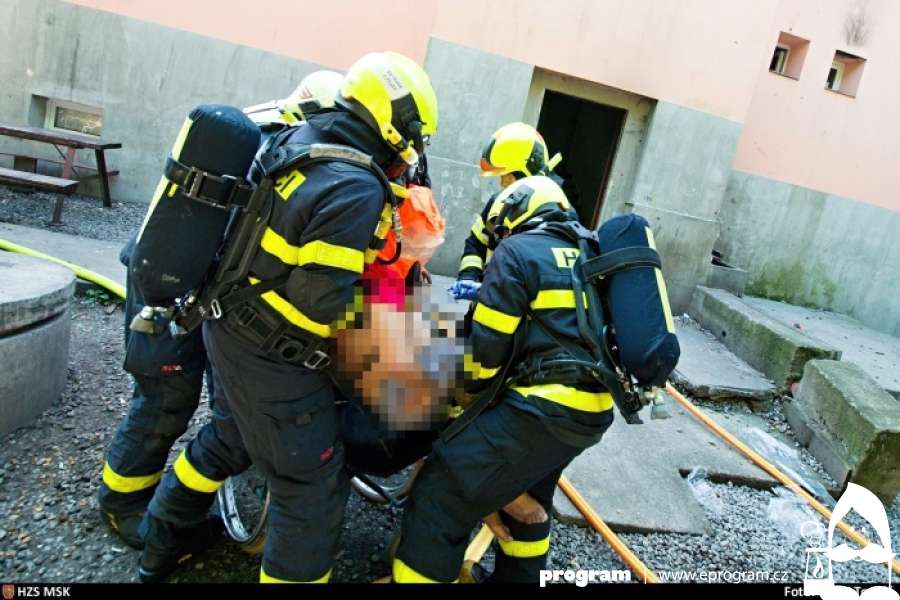Požár v menším bytovém domě v Ostravě, hasiči zachránili dvě desítky osob