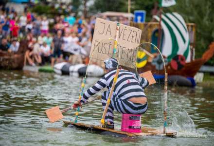 Bláznivá plavidla na přehradě v Bašce, zábava a muzika k tomu