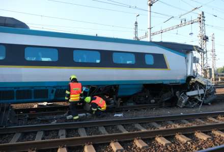 Jeden mrtvý a pět zraněných po srážce Pendolina s lokomotivou v Bohumíně