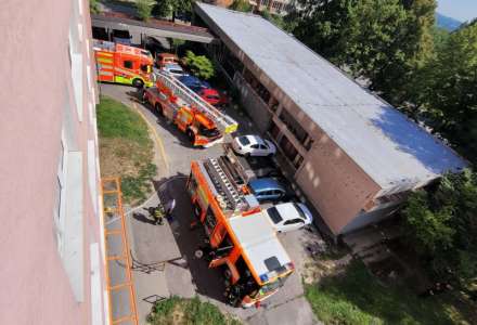 Při požáru bytu v Ostravě-Porubě hasiči zachránili tři osoby, vznikla škoda za 350 tisíc korun