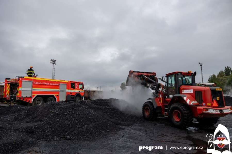 Šest jednotek hasičů pomáhalo v Bohumíně s přeložením čtyř tisíc tun zahřátého uhlí