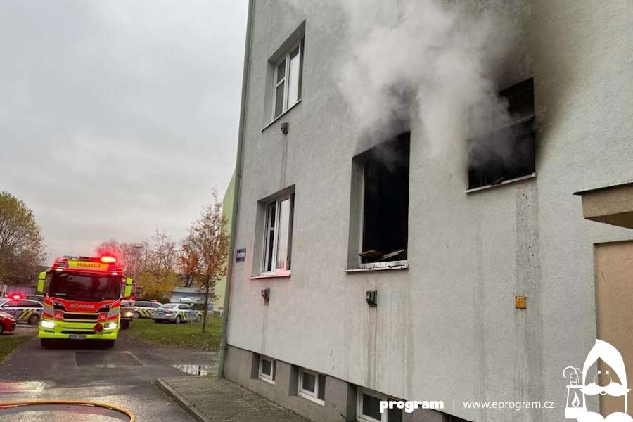 Při požáru bytu v Ostravě-Vítkovicích hasiči evakuovali deset osob