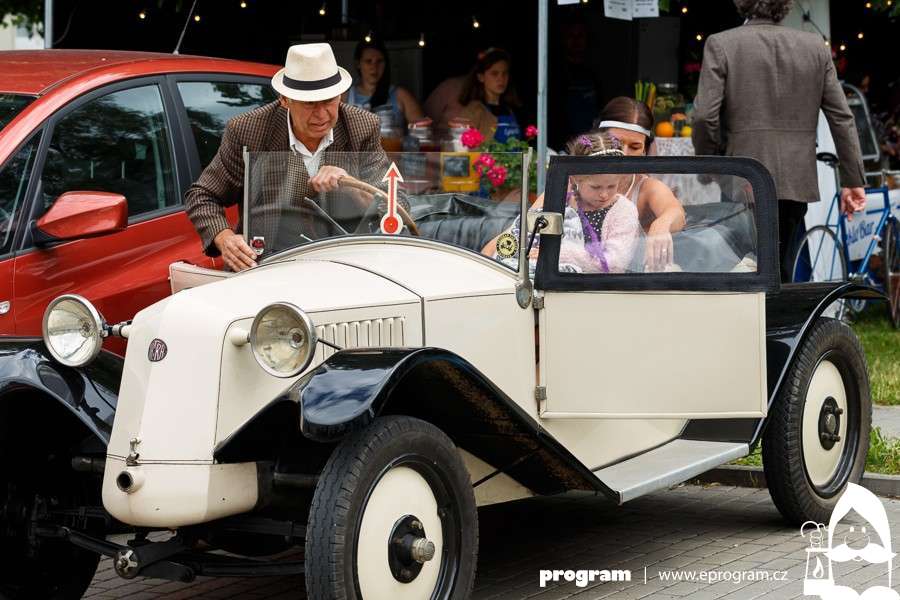 Historická auta, kola a swing aneb prvomájové ostravské Retro Elegant