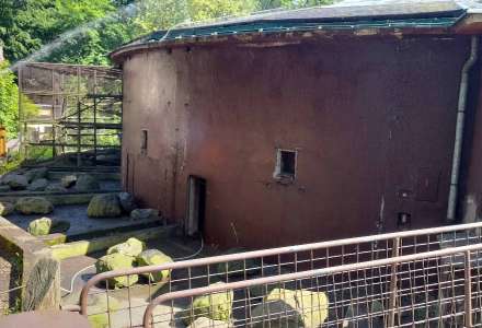 Část železných klecí u starého pavilonu primátů bylo odstraněno