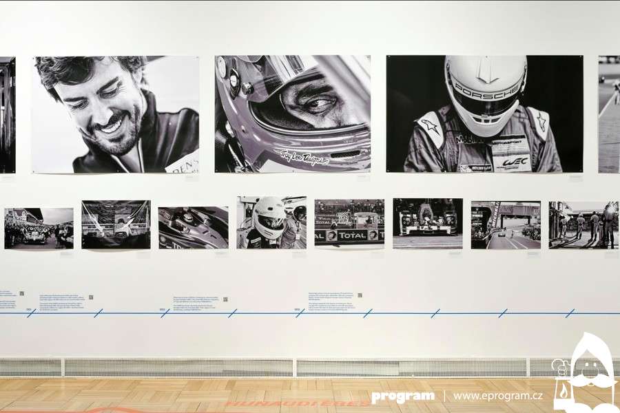 Fotky plné emocí a závodních automobilů vystavují v Domě umění