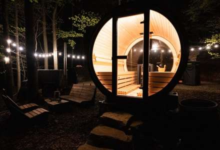 Dobrodružství pod hvězdami. Nový Glamping v lomu nabízí i lesní wellness se saunou a vířivkou